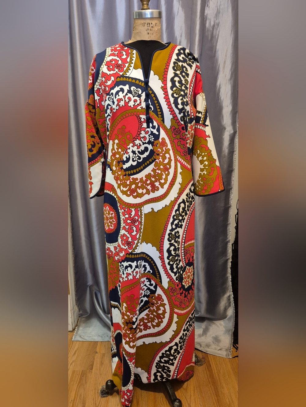 TORI RICHARDS Honolulu 1960's Navy White Paisley Print Caftan Maxi Dress
